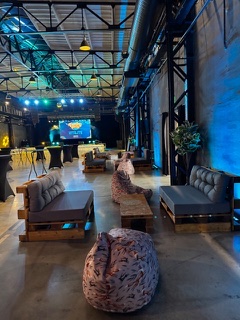 Paletová chillout zóna v industriálnej hale